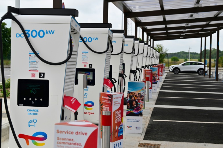 Sur autoroute, cela coûte en moyenne 19,75 euros pour 100 km parcourus, selon TotalEnergies, soit plus cher que pour la plupart des véhicules thermiques