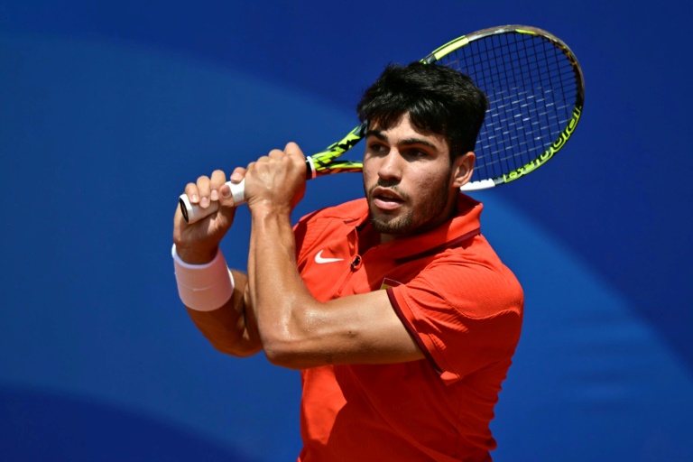 L'Espagnol Carlos Alcaraz contre le Canadien Felix Auger-Aliassime en demi-finale du tournoi olympique, le 2 août 2024 au stade Roland-Garros à Paris