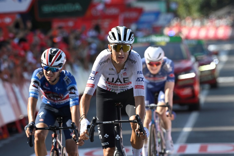 Les coureurs Marc Soler (au centre), William Lecerf (à gauche) et Juri Hollmann (à droite) lors de l'arrivée de la 10e étape du Tour d'Espagne, le 27 août 2024 à Baiona