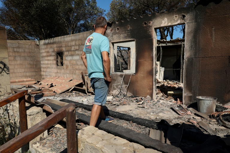 Un homme se tient devant sa maison incendiée dans le massif de la Guardiole, le 19 août 2024