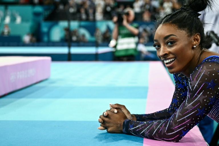 La gymnaste américaine Simone Biles à la fin de la finale du concours général individuel des Jeux olympiques à l'Arena de Bercy à Paris, le 1er août 2024