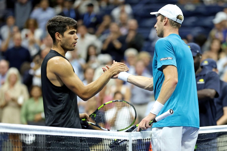 L'Espagnol Carlos Alcaraz (à gauche) salue le Néerlandais Botic van De Zandschulp à la fin de leur match au deuxième tour de l'US Open à New York, le 29 août 2024