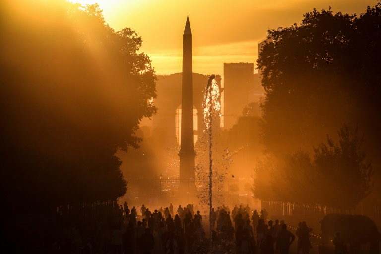 L'obélisque de Louxor et l'Arc de Triomphe à Paris le 3 août 2022