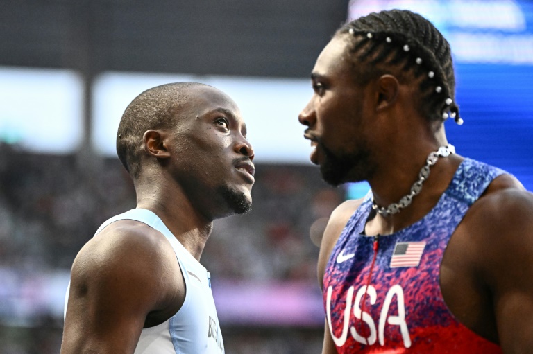 Le sprinteur américain Noah Lyles, médaillé de bronze du 200 m et le Botswanais Letsile Tebogo, médaillé d'or aux Jeux de Paris après la course au Stade de France à Saint-Denis le 8 août 2024