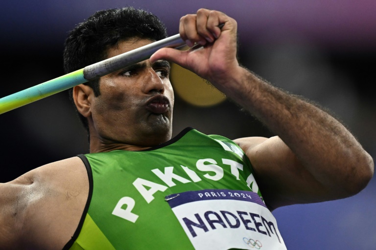 Arshad Nadeem, le premier athlète pakistanais à remporter l'or olympique, au lancer de javelot, le 8 août 2024 au Stade de France à Saint-Denis