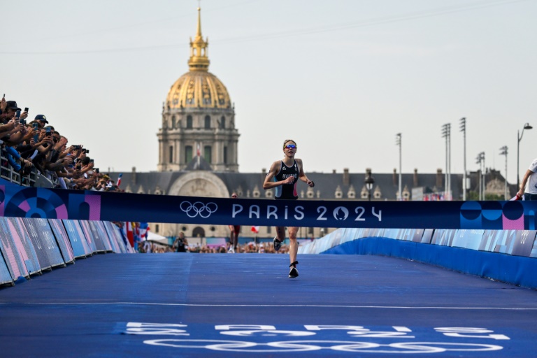 La Française Cassandre Beaugrand à l'arrivée du traithlon des Jeux de Paris, le 2 août 2024