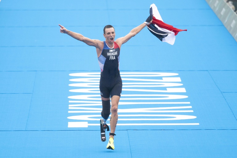 Le para-triathlète français Alexis Hanquinquant, qui sera porte-drapeau de la cérémonie d'ouverture, lors de sa victoire aux Jeux paralympiques de Tokyo, le 28 août 2021