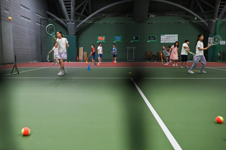 Des enfants pratiquent le tennis dans un club à Pékin, le 14 août 2024