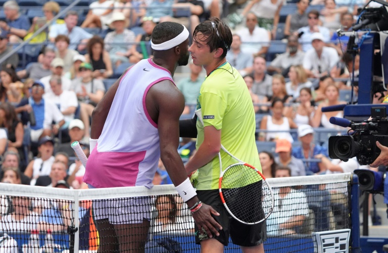 Le tennisman américain Frances Tiafoe (à gauche) et le Kazakhe Alexander Shevchenko au moment de la victoire du premier au 2e tour de l'US Open, à New York, le 28 août 2024