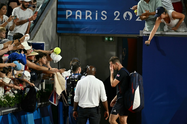 Le Britannique Andy Murray quitte le court après son double perdu avec Dan Evans contre les Américains Taylor Fritz et Tommy Paul aux JO de Paris, le 1er août 2024 au stade Roland-Garros