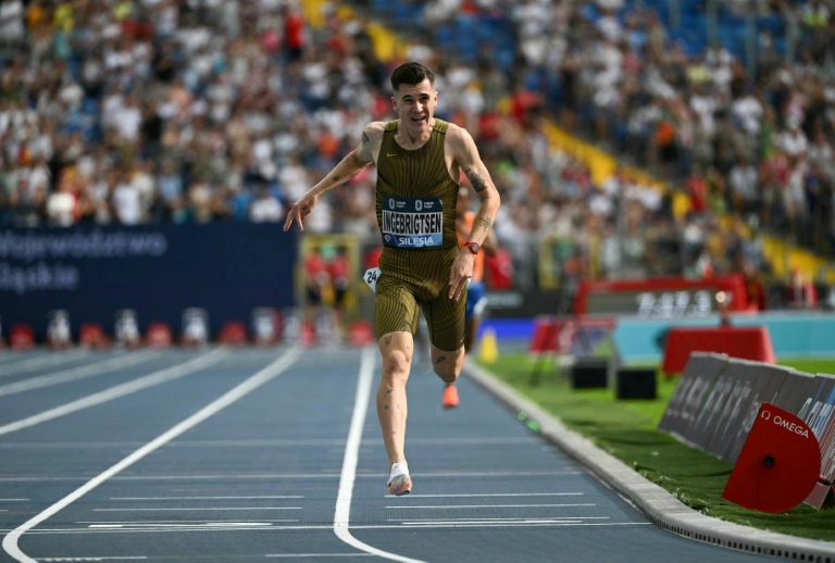 Le Norvégien Jakob Ingebrigtsen franchit la ligne d'arrivée du 3.000m à Chorzow, en Pologne, le 25 août 2024