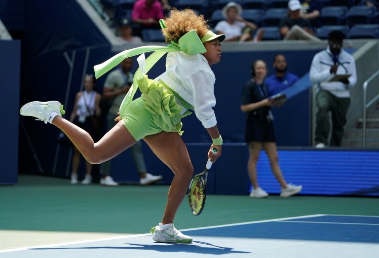 La Japonaise Naomi Osaka à l'échauffement avant son match de 1er tour à l'US OPen contre la Lettonne Jelena Ostapenko, le 27 août 2024 à New York