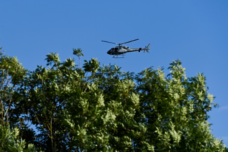 Un hélicoptère de l'armée de l'Air patrouille à Colombey-les-belles, en Meuthe-et-Moselle, le 14 août 2024