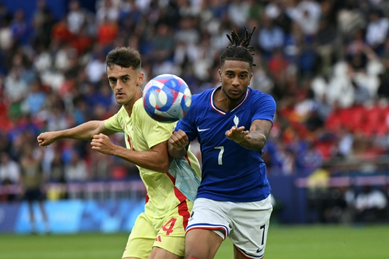 Le Français Michael Olise (d) à la lutte avec l'Espagnol Aimar Oroz, le 9 août 2024 au Parc des Princes