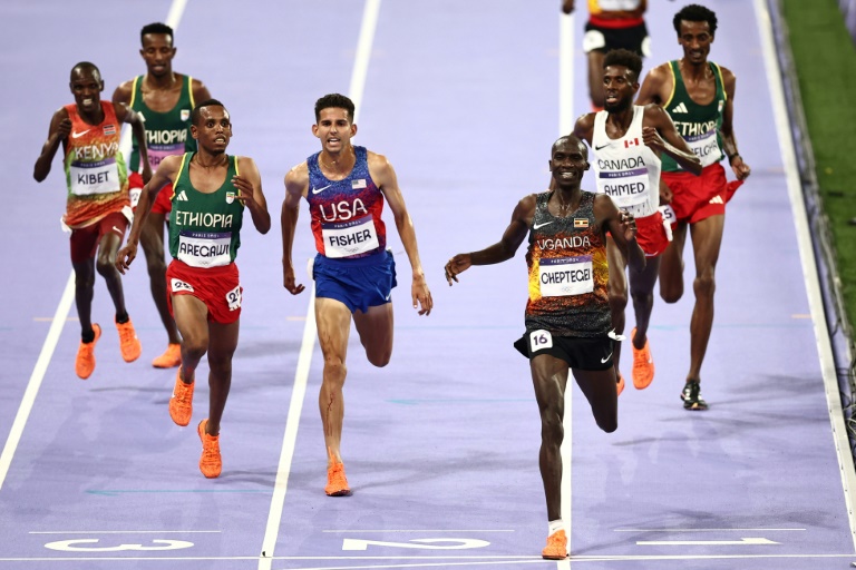 Le fondeur ougandais Joshua Cheptegei franchit la ligne en finale olympique du 10.000m, le 2 août au Stade de France