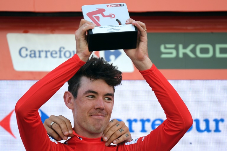 Le coureur australien de Decathlon-AG2R Ben  O'Connor avec le maillot rouge à l'issue de la 9e étape du Tour d'Espagne à Grenade le 25 août 2024