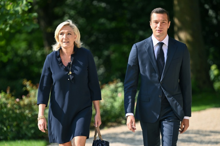 Marine Le Pen et Jordan Bardella, du Rassemblement national, arrive pour une rencontre avec le président Emmanuel Macron à l'Elysée, le 26 août 2024 à Paris