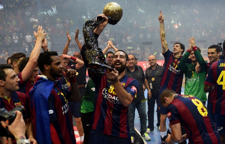 Nikola Karabatic brandit le trophée de la Ligue des champions de handball remportée avec le FC Barcelone, le 31 mai 2015 à Cologne