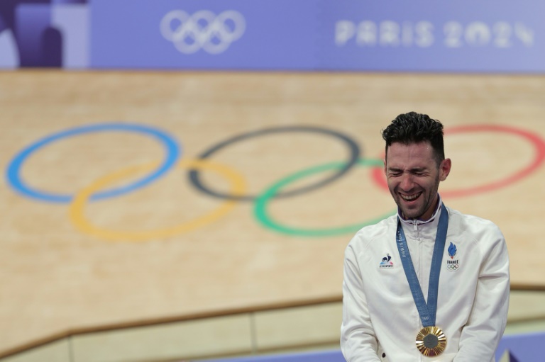 Le Français Benjamin Thomas avec sa médaille d'or après son titre sur l'omnium des JO de Paris, à Saint-Quentin-en-Yvelines, le 8 août 2024