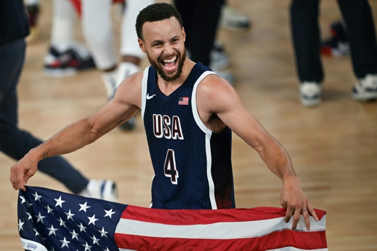 Le meneur américain Stephen Curry après son sacre olympique aux JO de Paris, le 10 août 2024 à la Bercy Arena