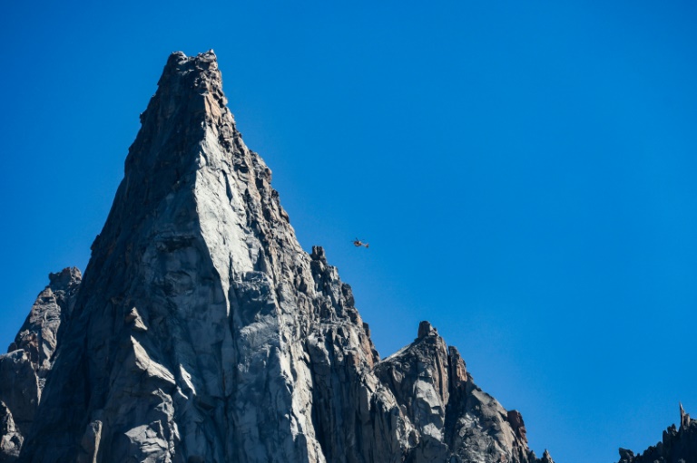 Un hélicoptère vole près du mont Blanc du Tacul, en Haute-Savoie, le 5 août 2024