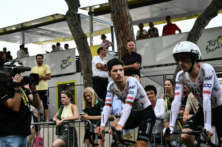 Sur un tracé taillé pour les grimpeurs, Adam Yates (à droite) et Joao Almeida ici sur le Tour de France à Monaco le 21 juillet 2024, devraient briller