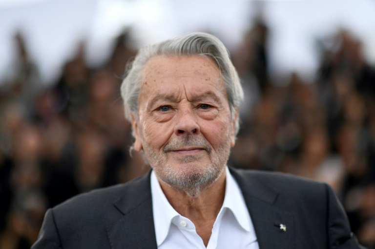 L'acteur français Alain Delon pose le 19 mai 2019 au festival de Cannes avant de se voir remettre une Palme d'or d'honneur