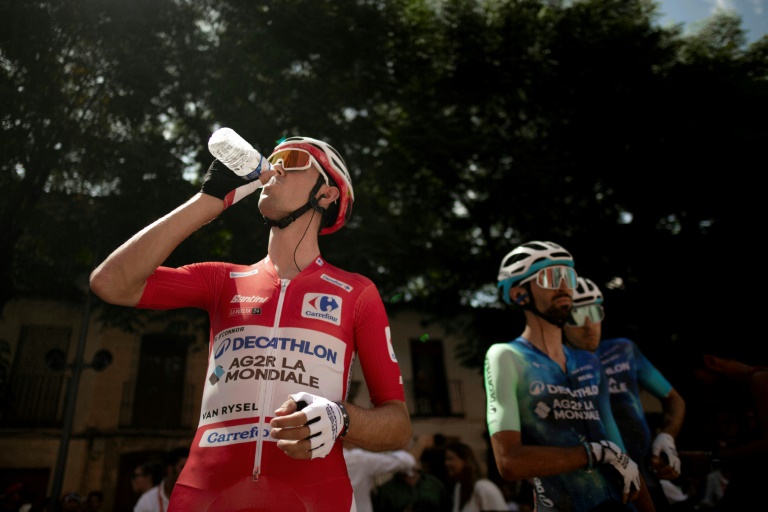 L'Australien Ben O'Connor (à gauche) avant la 8e étape de la Vuelta, à Ubeda, le 24 août 2024