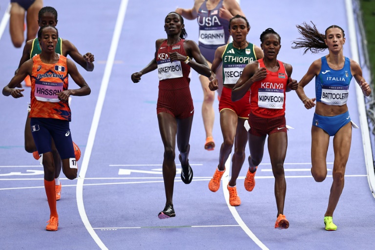 La fondeuse néerlandaise Sifan Hassan (à gauche) lors des séries du 5.000m, le 2 août aux Jeux Olympiques au Stade de France