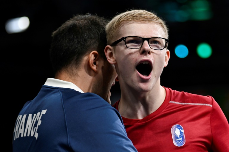 Le pongiste français Félix Lebrun vient de gagner son quart de finale du simple hommes des Jeux olympiques et tombe dans les bras de son entraîneur Nathanael Molin le 1er août 2024 à Paris