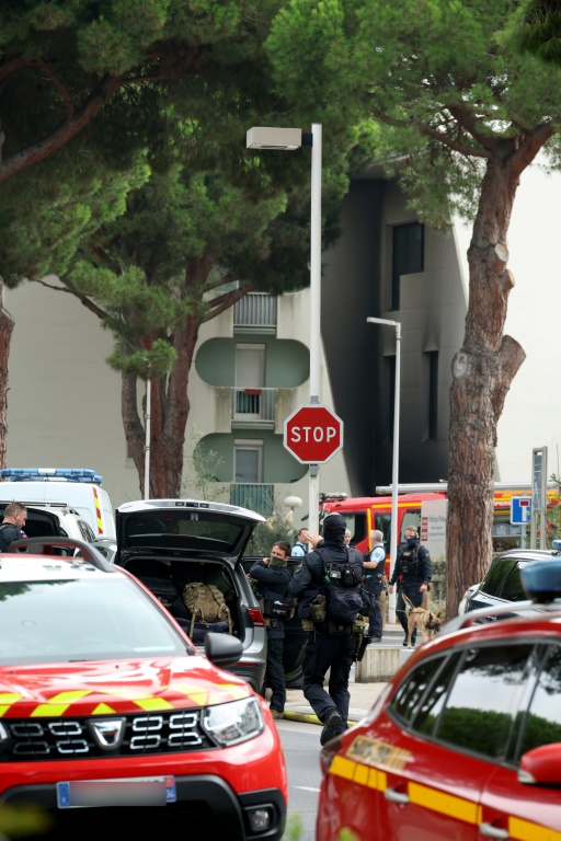 Pompiers et membres des forces de l'ordre aux abords de la synagogue de La Grande Motte, dans l'Hérault, le 24 août 2024