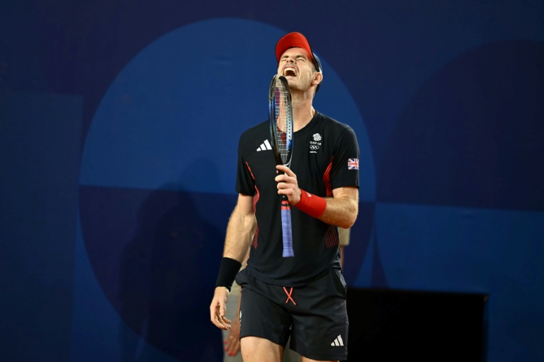 Le Britannique Andy Murray lors de son double perdu avec Dan Evans contre les Américains Taylor Fritz et Tommy Paul aux JO de Paris, le 1er août 2024 au stade Roland-Garros