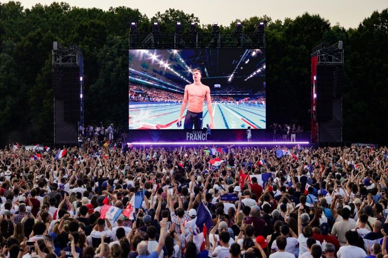 Les supporters français ont célébré au Club France Léon Marchand, sacré à quatre reprises aux JO de Paris