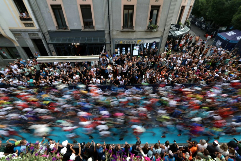 Les participants de l'UTMB dans les rues de Chamonix, le 30 août 2024