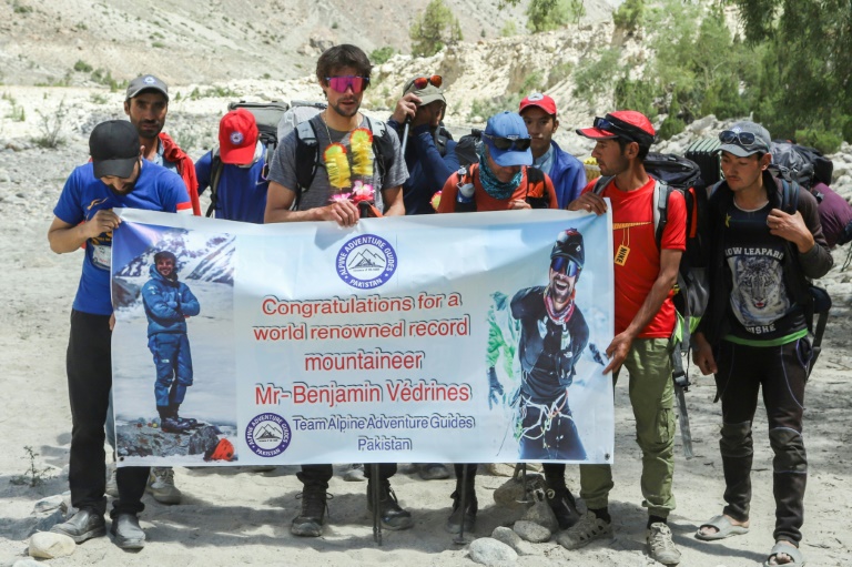 L'alpiniste français Benjamin Védrines pose avec son équipe et des guides locaux, le 3 août 2024 à Hushe au Pakistan