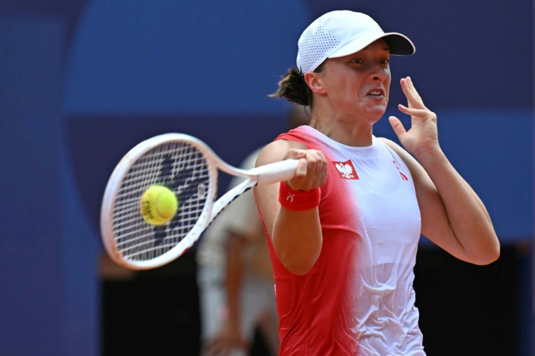 La Polonaise Iga Swiatek contre la Slovaque Anna Karolina Schmiedlova dans le match pour la médaille de bronze du tournoi olympique, le 2 août 2024 au stade Roland-Garros à Paris