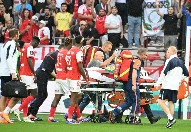 Le joueur de Lille Angel Gomes, évacué sur une civière après un violent choc à la tête, lors d'un match à Reims, le 17 août 2024