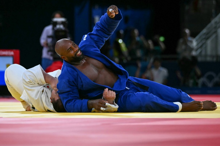 Teddy Riner remporte son combat contre le Japonais Tatsuru Saito et offre le titre olympique à l'équipe de France, dans l'épreuve mixte, le 3 août 2024 à Paris