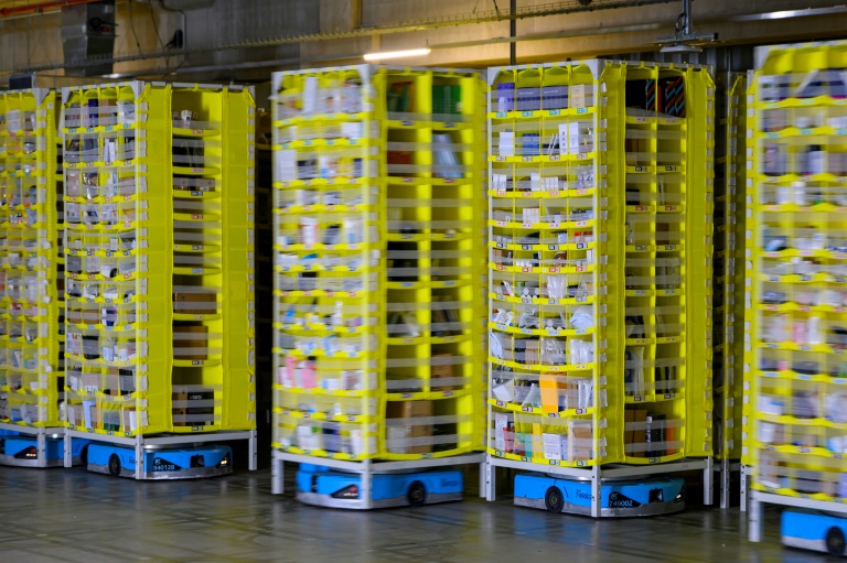 Des robots mobiles autonomes transportent des plateaux remplis de produits au centre de distribution d'Amazon à Augny, près de Metz, le 29 août 2024 en Moselle