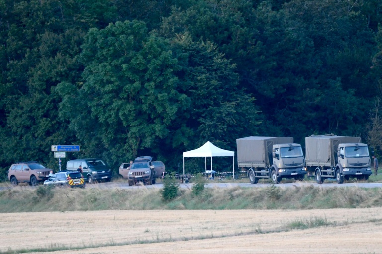 Des véhicules militaires et de la gendarmerie stationnés près de la forêt d'Autreville, après une collision entre deux avions Rafale, le 14 août 2024 dans les Vosges