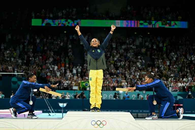 (g-d) Simone Biles (argent), Rebeca Andrade (or) et Jordan Chiles (bronze) sur le podium à l'issue de l'épreuve de gymnastique artistique au sol des Jeux Olympiques de Paris 2024 à l'Arena Bercy, à Paris, le 5 août 2024