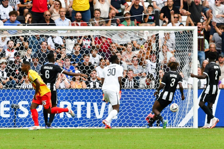 Le joueur de Lens Wesley Said (à gauche) célèbre son but contre Angers lors du match de la première journée du championnat de France de L1 au stade  Raymond-Kopa d'Angers le 18 août 2024.