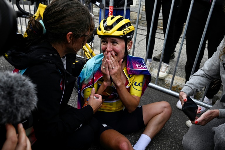 Katarzyna Niewiadoma à l'arrivée de la 8e et dernière étape du Tour de France, le 18 août 2024 à L'Alpe d'Huez. Quatrième de l'étape, la Polonaise a conservé son maillot jaune pour quatre secondes seulement et signe le plus grand succès de sa carrière