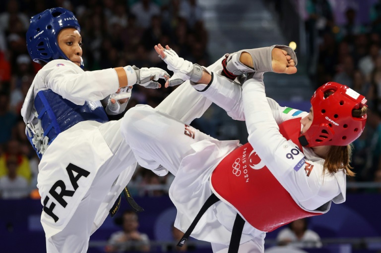 Althéa Laurin (g) face à l'Ouzbèke Svetlana Osipova en finale de taekwondo en +67kg, le 10 août 2024 au Grand Palais à Paris