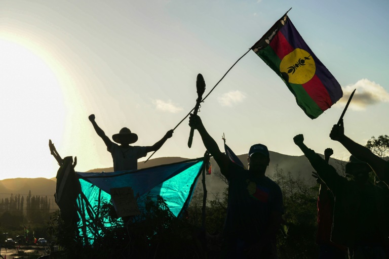 Des militants indépendantistes sur un barrage près de Koné, en Nouvelle-Calédonie, le 15 juin 2024