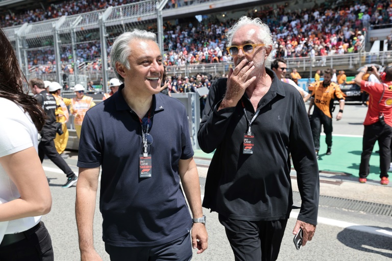 Le pdg de Renault Luca De Meo et le conseiller executif d'Alpine Flavio Briatore sur la grille de départ du Grand Prix d'Espagne à Montmelo le 23 juin 2024