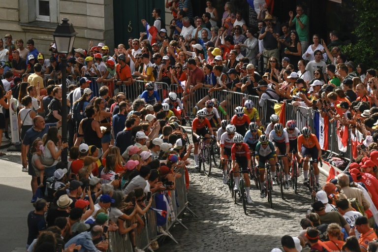 La foule se presse rue Lepic, sur la butte de Montmartre, lors de la course féminine sur route des Jeux de Paris le 4 août 2024