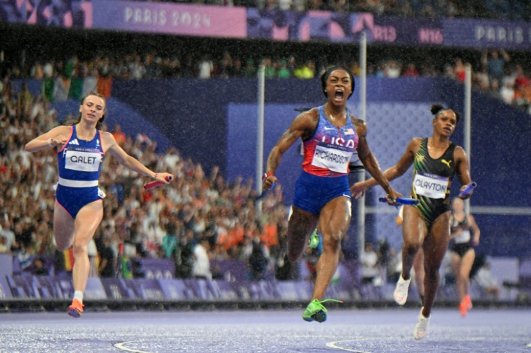 La Française Chloé Galet (à gauche) et l'Américaine Sha'Carri Richardson en finale olympique du relais 4*100m, le 9 août 2024 au Stade de France