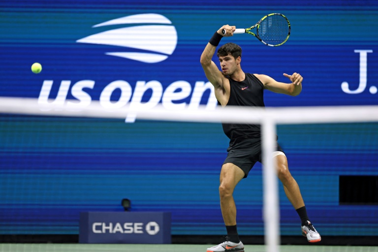 L'Espagnol Carlos Alcaraz joue un retour de coup droit contre le Néerlandais Botic van De Zandschulp lors de leur match du deuxième tour de l'US Open à New York, le 29 août 2024