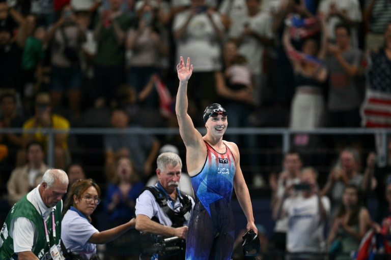 La nageuse américaine Katie Ledecky célèbre son titre sur 800 m nage libre aux Jeux olympiques de Paris, à Nanterre, le 3 août 2024